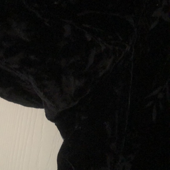 Woman’s velour embroidered long sleeve top - Picture 6 of 12